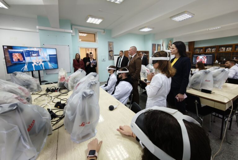 Министър Катя Ивкова посети обновената психиатрична база на университетската болница в Плевен